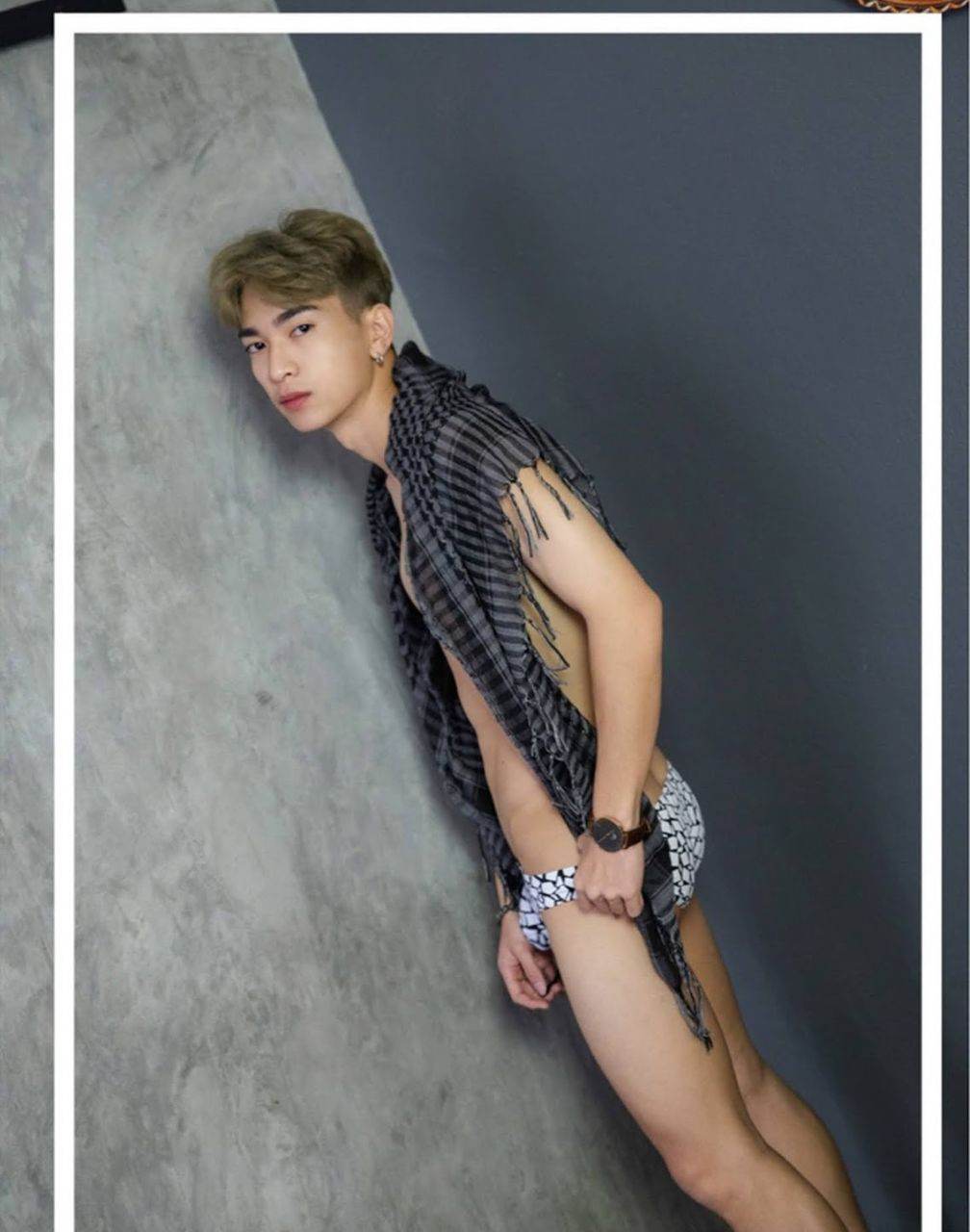 หนุ่มหล่อขึ้นปก 834.12
