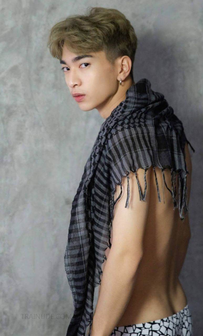 หนุ่มหล่อขึ้นปก 834.12