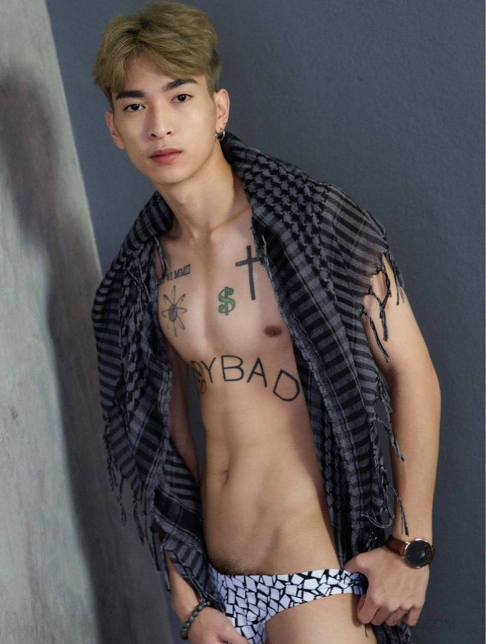 หนุ่มหล่อขึ้นปก 834.12