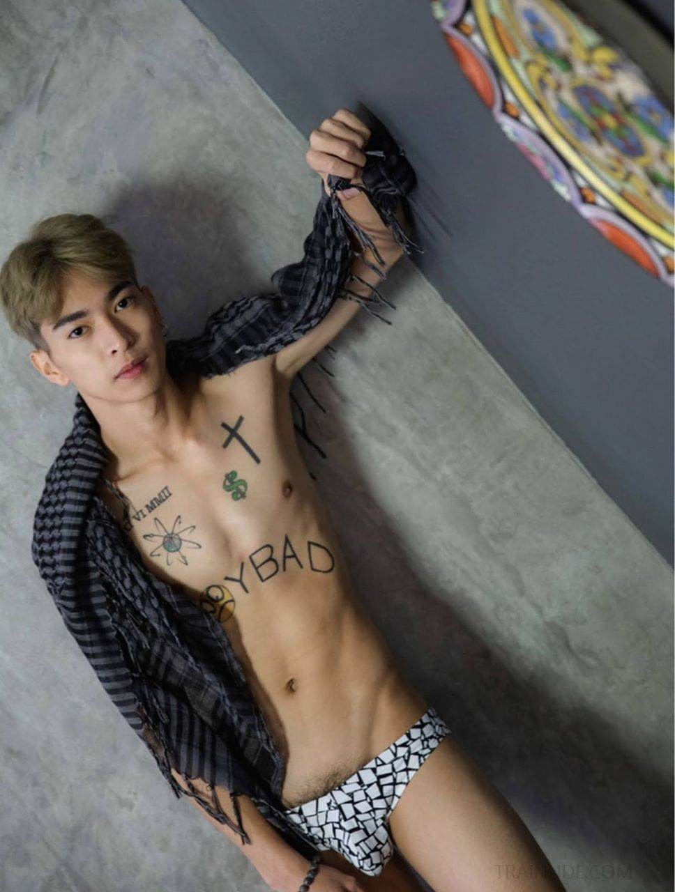 หนุ่มหล่อขึ้นปก 834.12