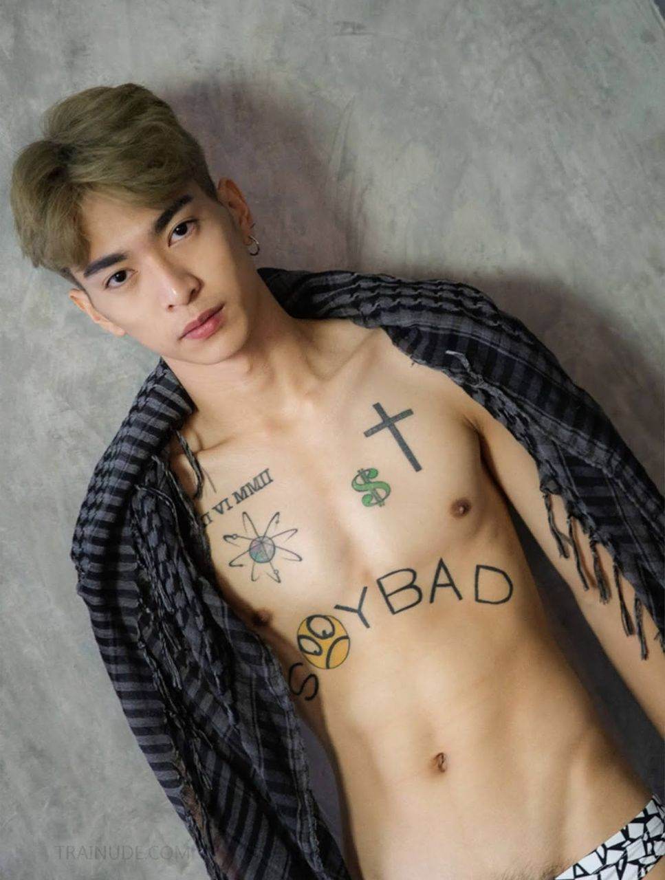 หนุ่มหล่อขึ้นปก 834.12