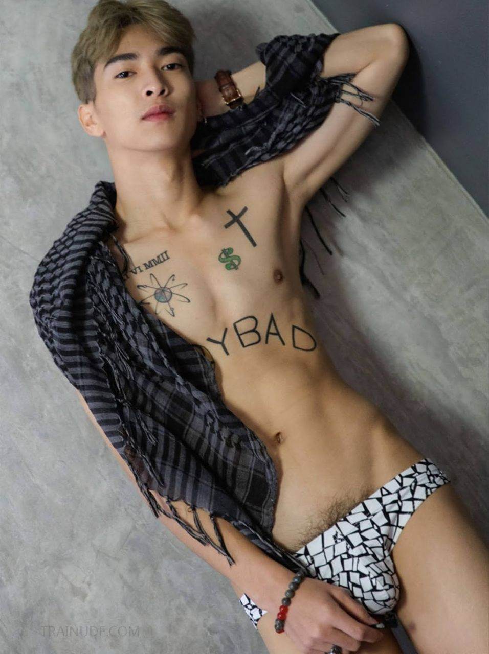 หนุ่มหล่อขึ้นปก 834.12