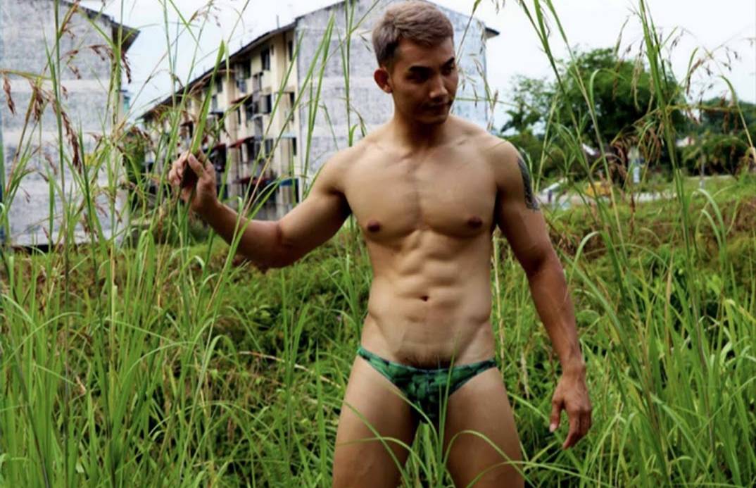 ฉุดกระชากแล้วลากเข้าดงหญ้า
