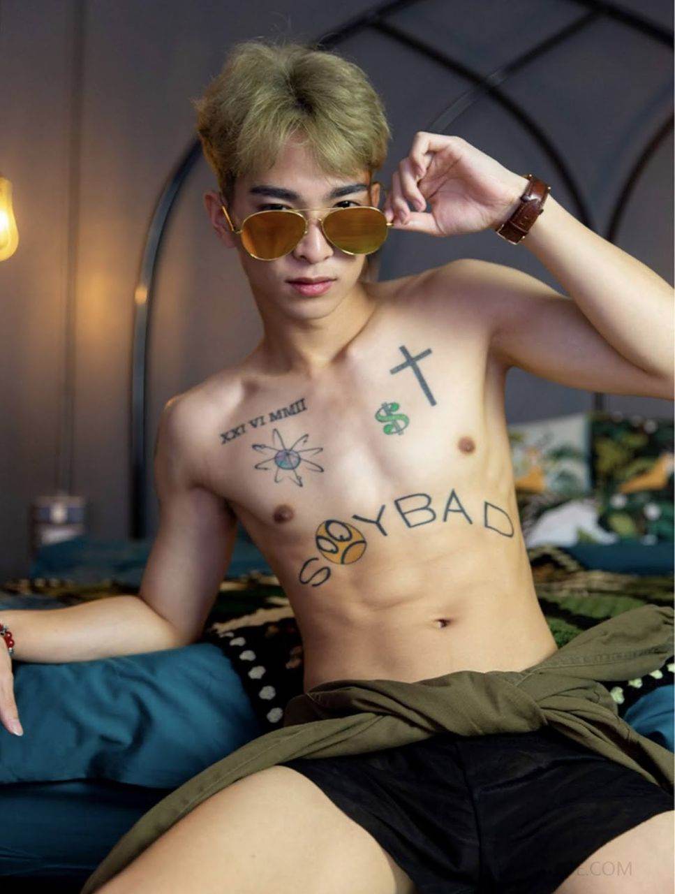 หนุ่มหล่อขึ้นปก 834.13