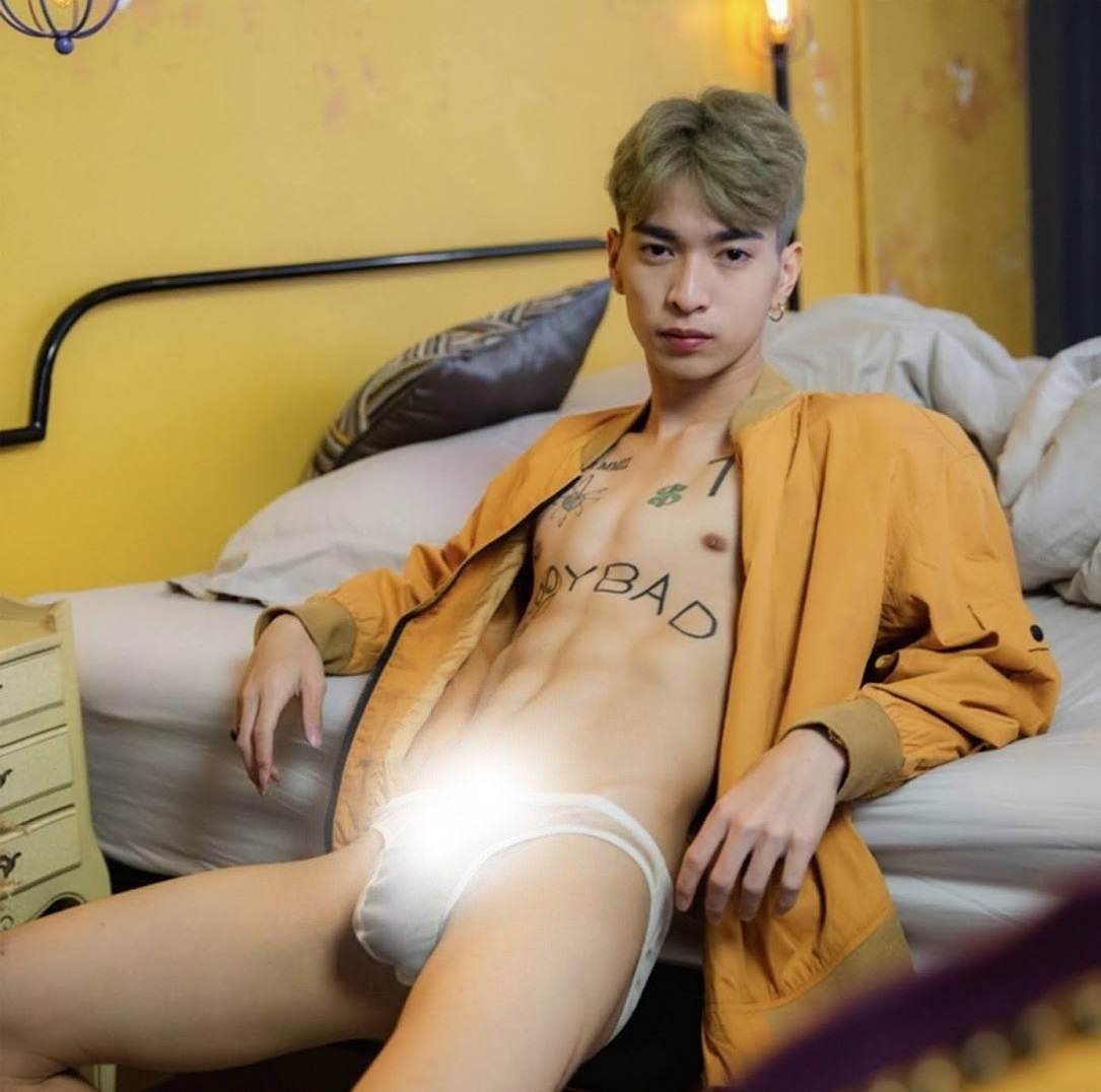 หนุ่มหล่อขึ้นปก 834.13