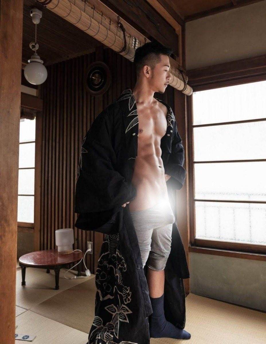 หนุ่มหล่อขึ้นปก 869