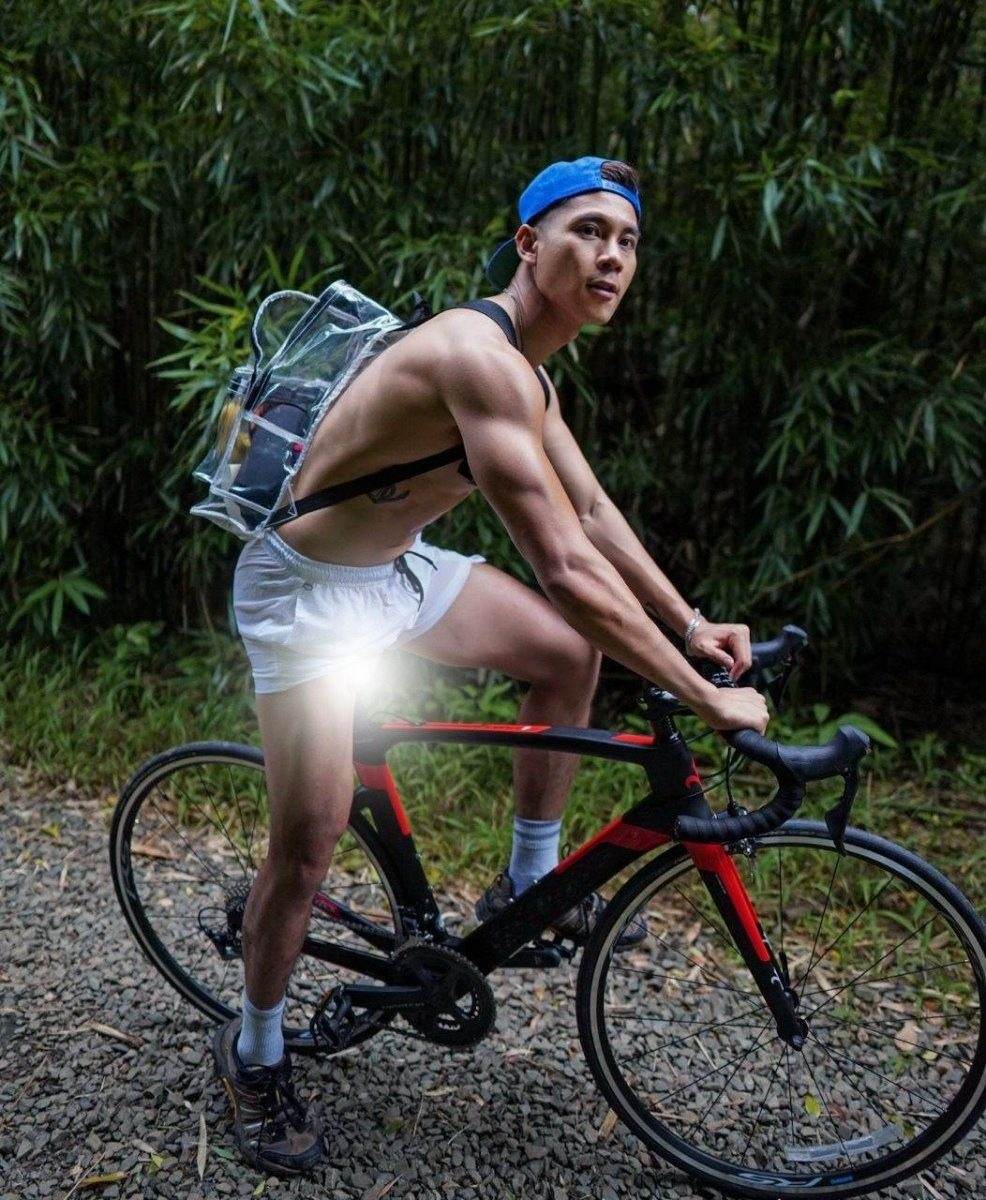 หนุ่มหล่อขึ้นปก 872