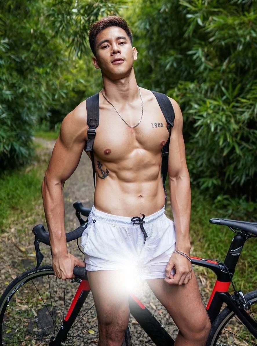 หนุ่มหล่อขึ้นปก 872