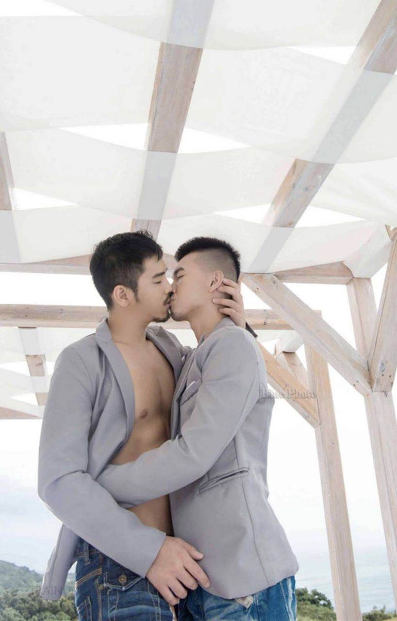 หนุ่มหล่อขึ้นปก 873