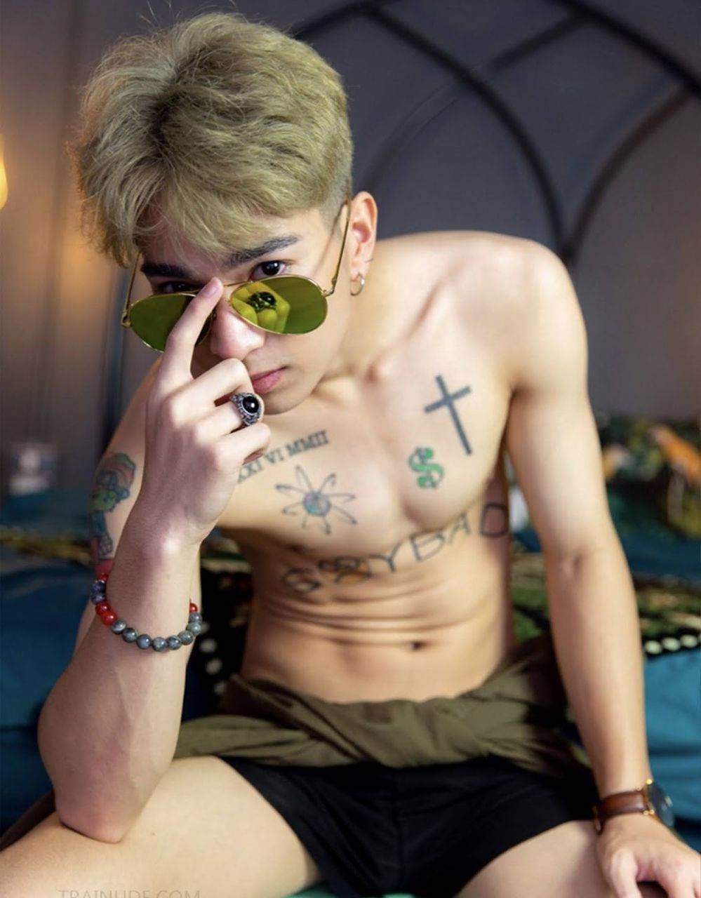 หนุ่มหล่อขึ้นปก 834.14