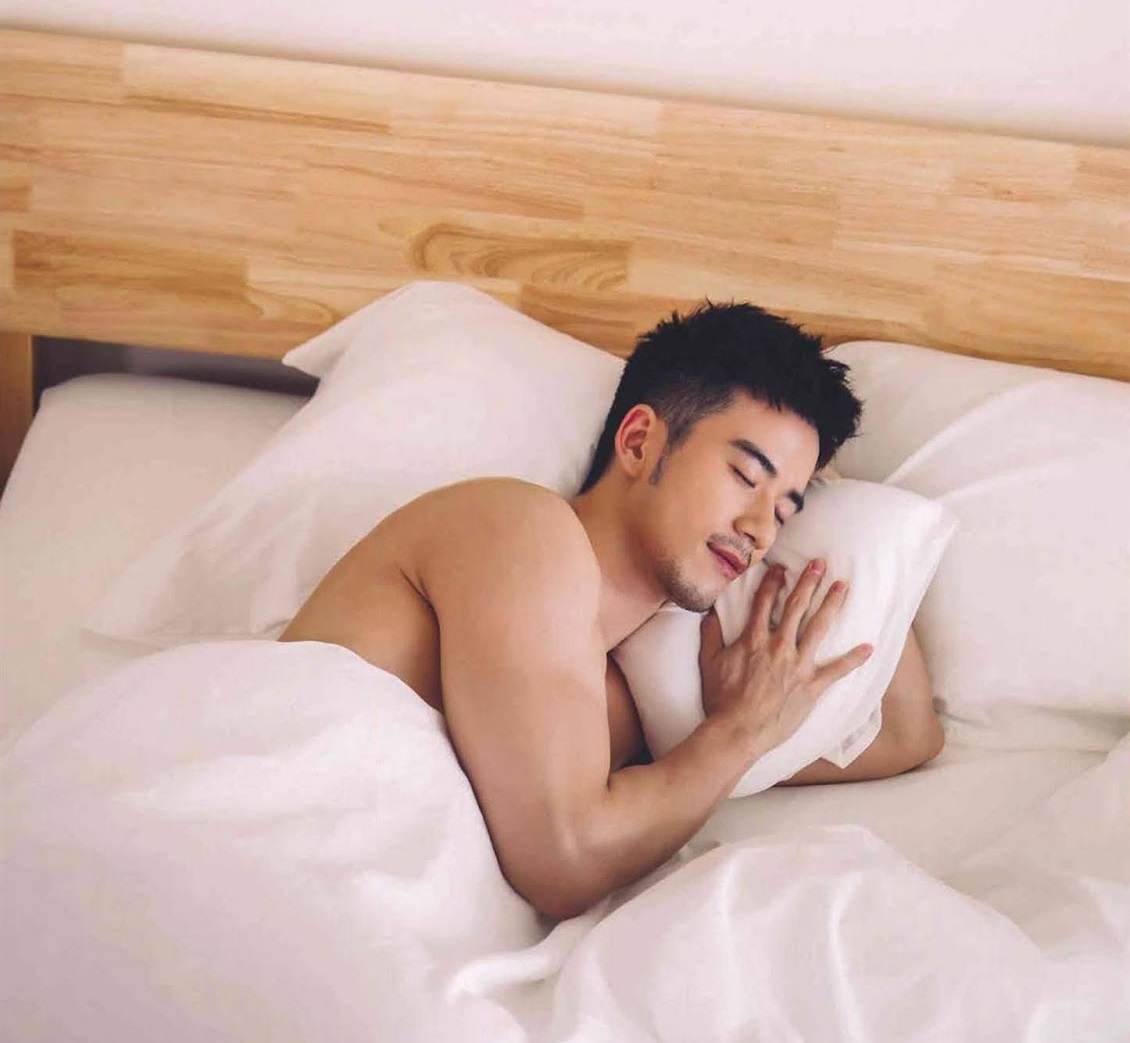 หนุ่มหล่อขึ้นปก 874