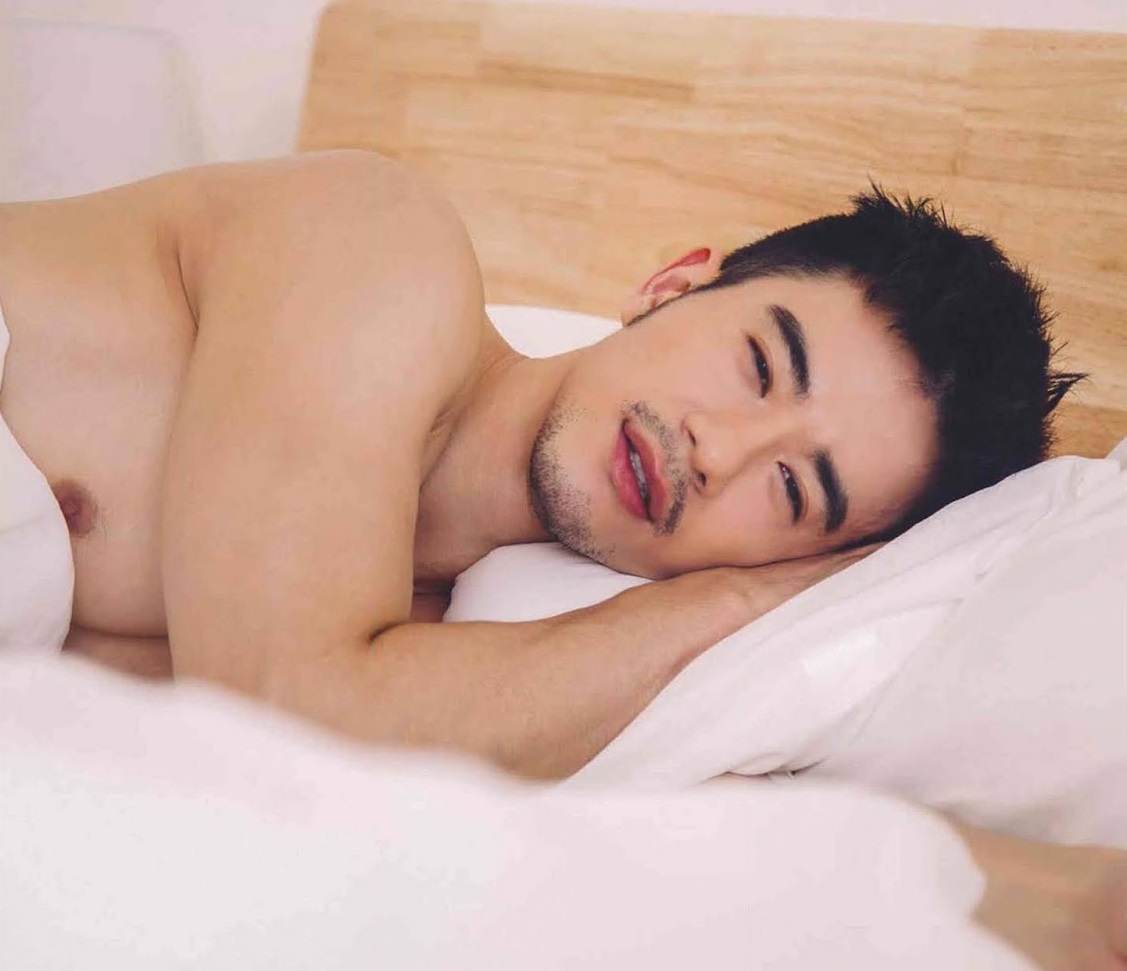 หนุ่มหล่อขึ้นปก 874