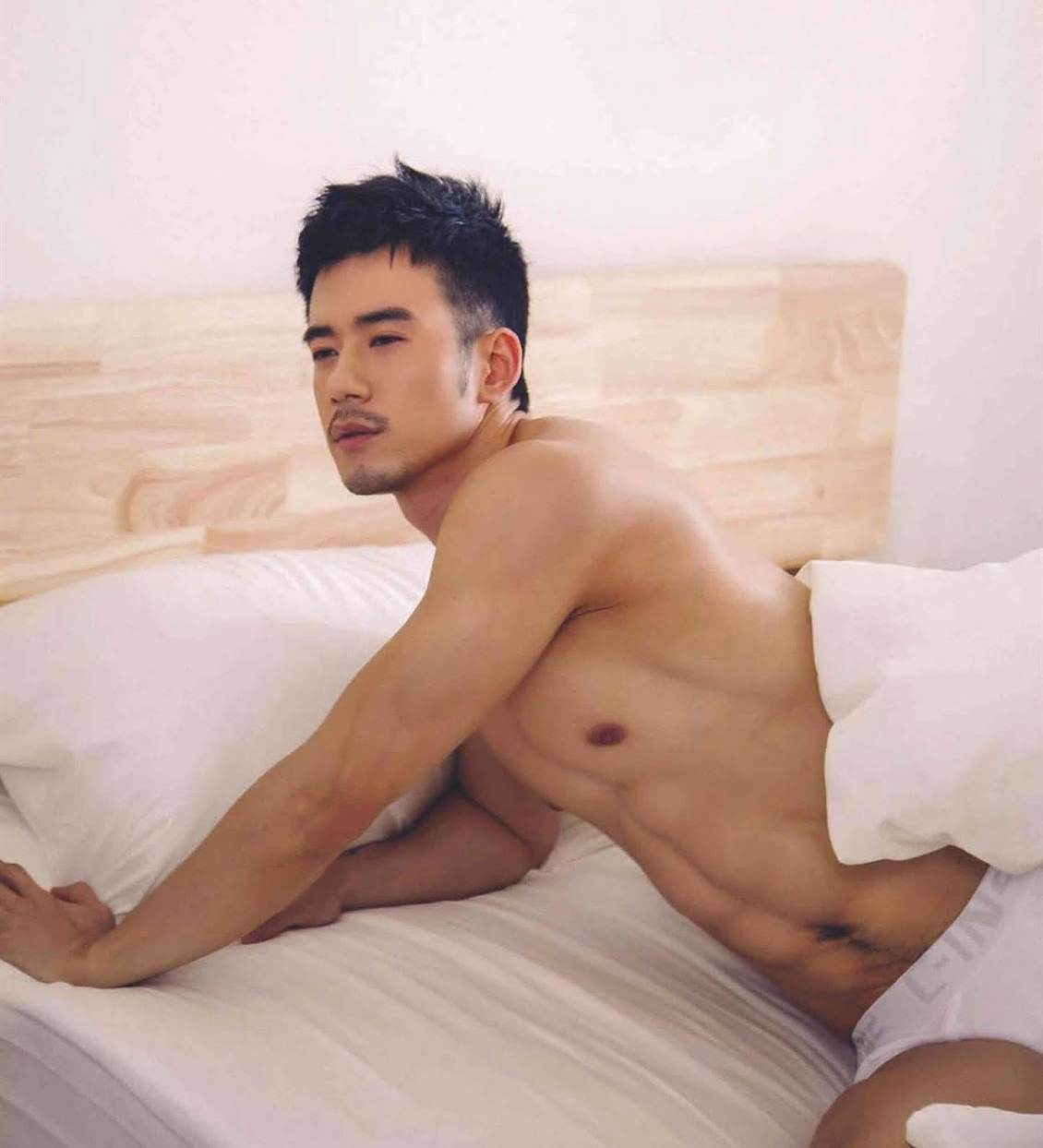 หนุ่มหล่อขึ้นปก 874