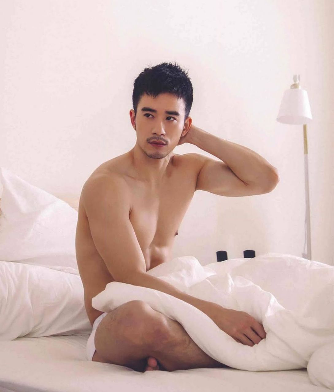 หนุ่มหล่อขึ้นปก 874
