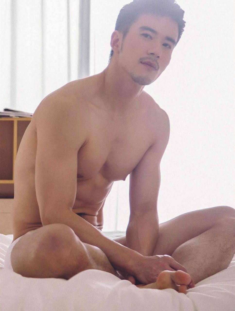 หนุ่มหล่อขึ้นปก 874