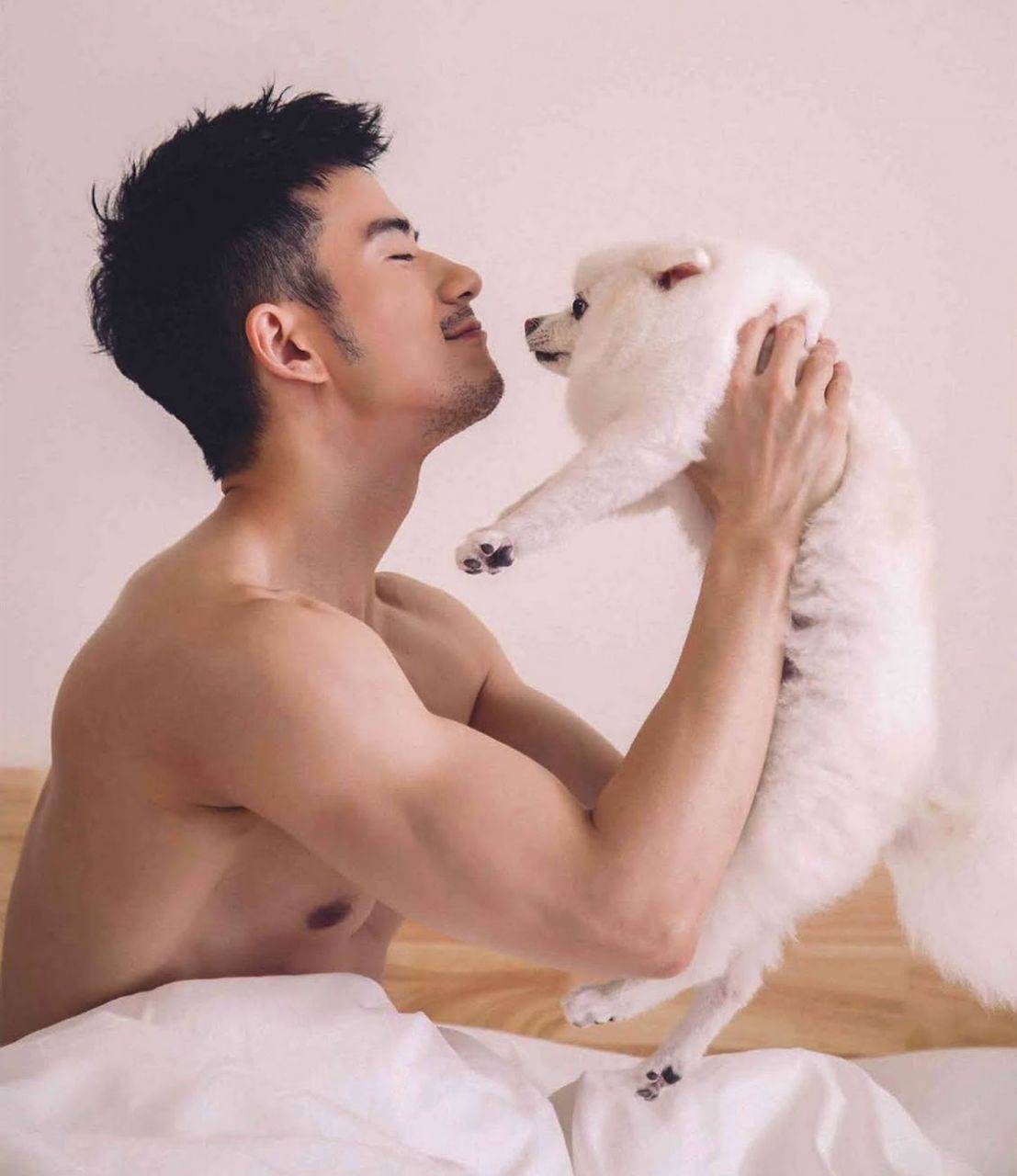 หนุ่มหล่อขึ้นปก 874