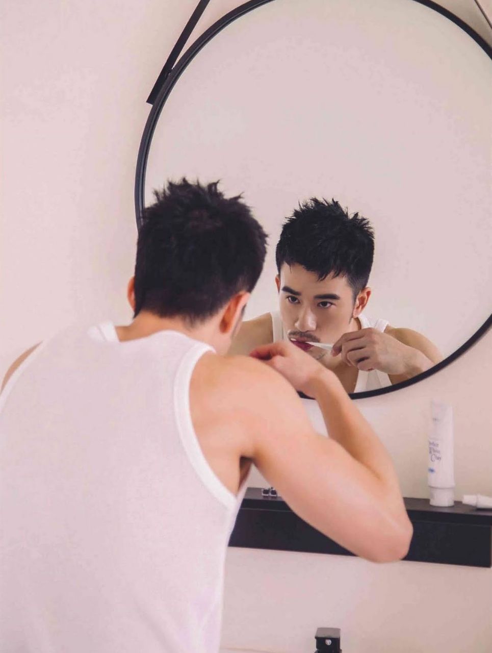 หนุ่มหล่อขึ้นปก 874