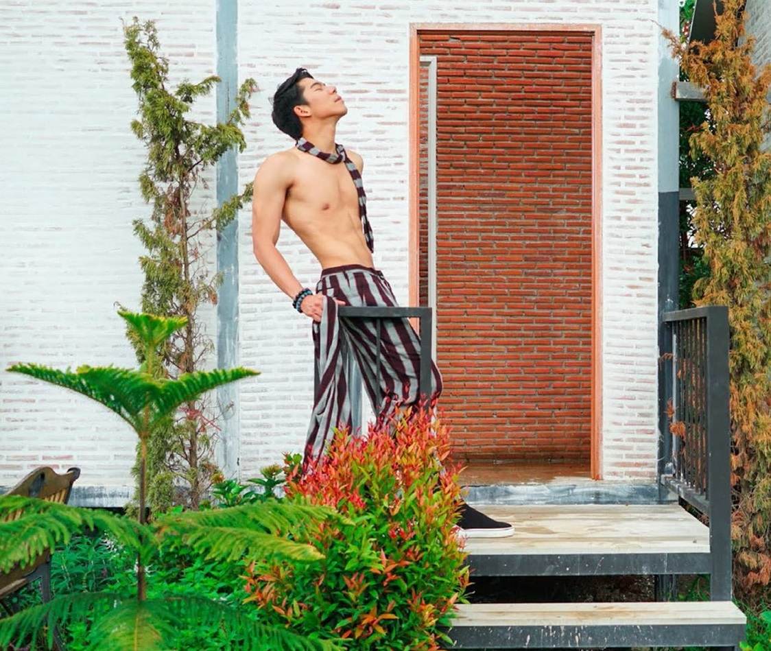 หนุ่มหล่อขึ้นปก 877