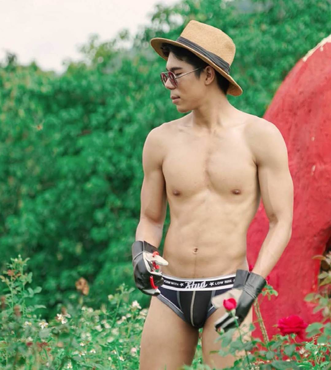หนุ่มหล่อขึ้นปก 877