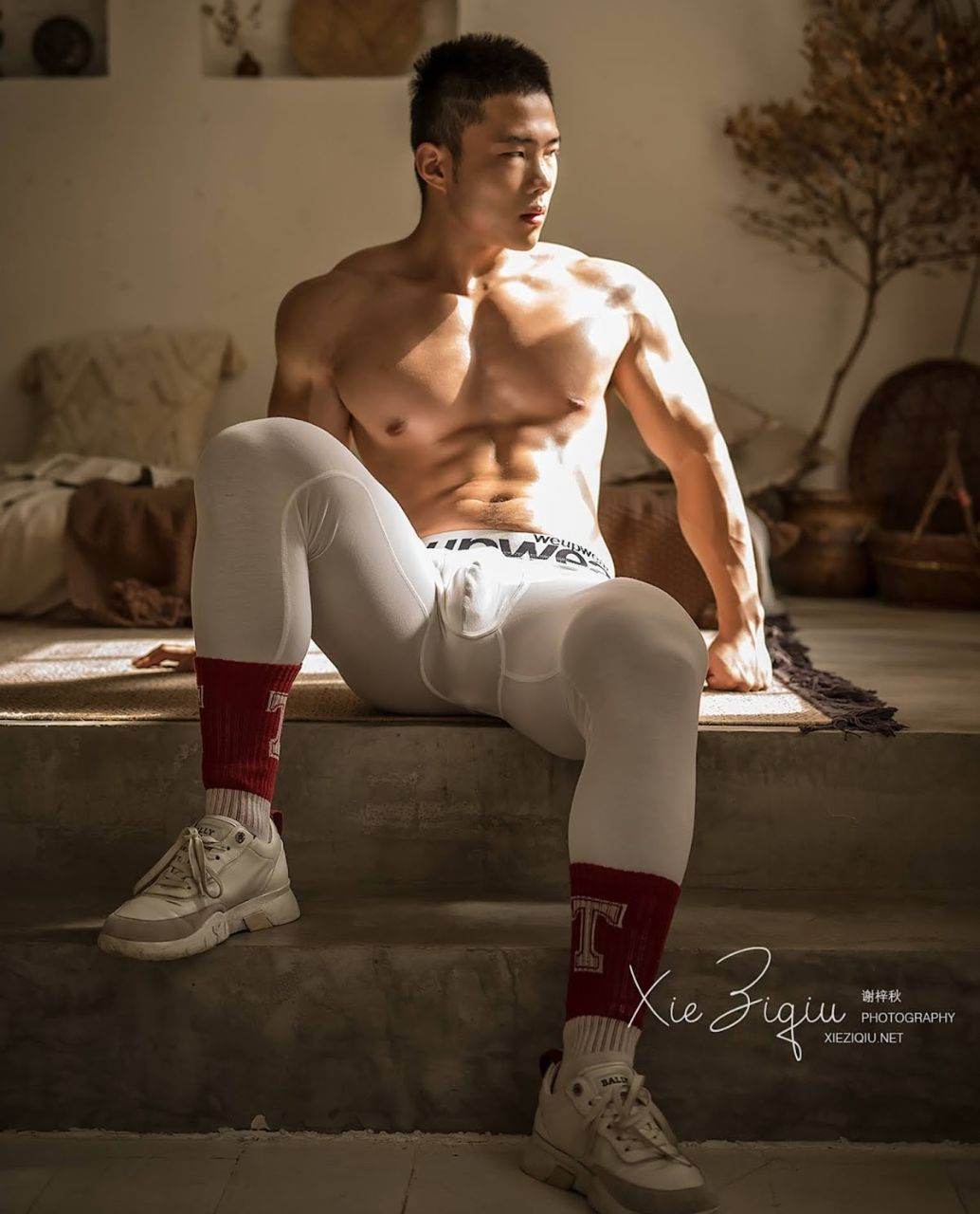 หนุ่มหล่อขึ้นปก 879