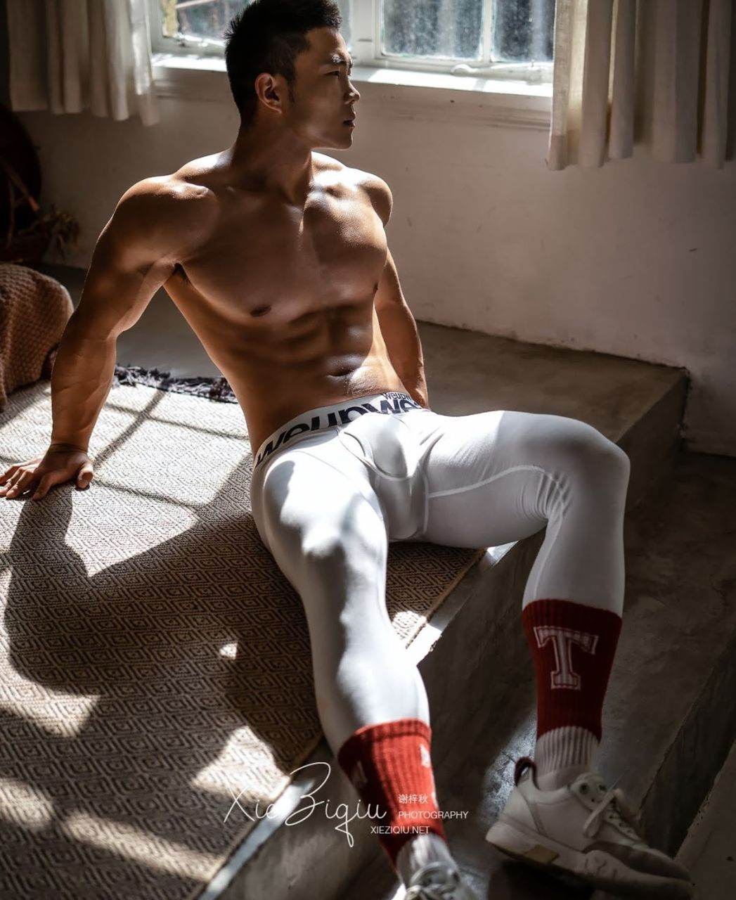 หนุ่มหล่อขึ้นปก 879