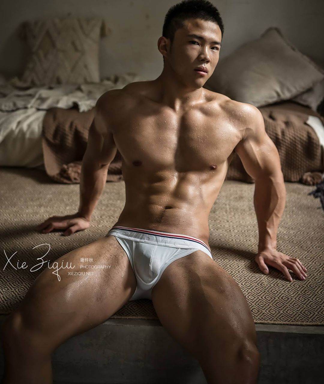 หนุ่มหล่อขึ้นปก 879