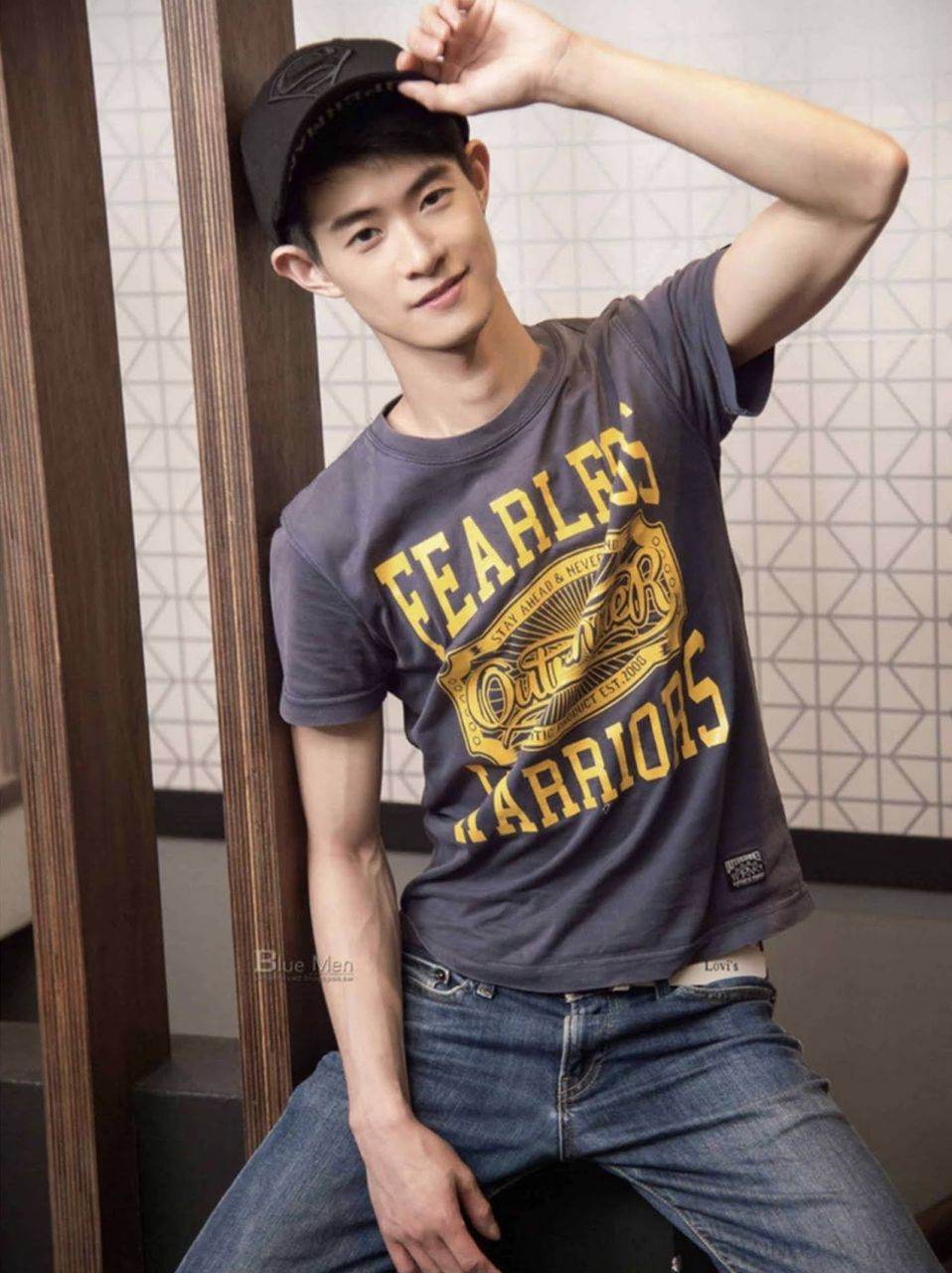 หนุ่มหล่อขึ้นปก 882