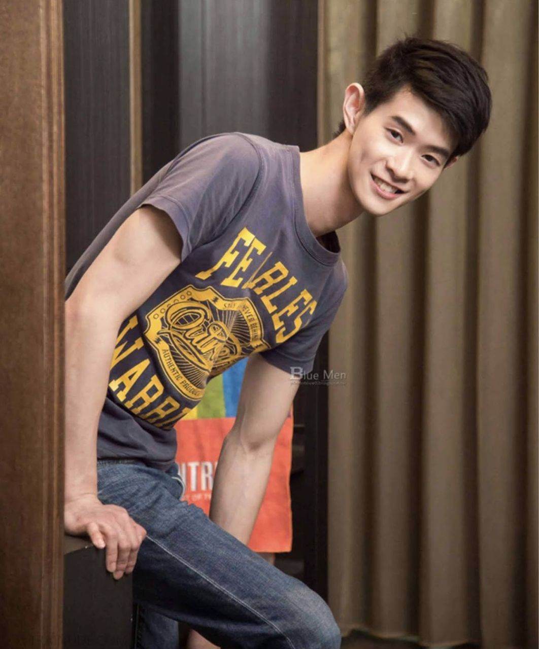 หนุ่มหล่อขึ้นปก 882