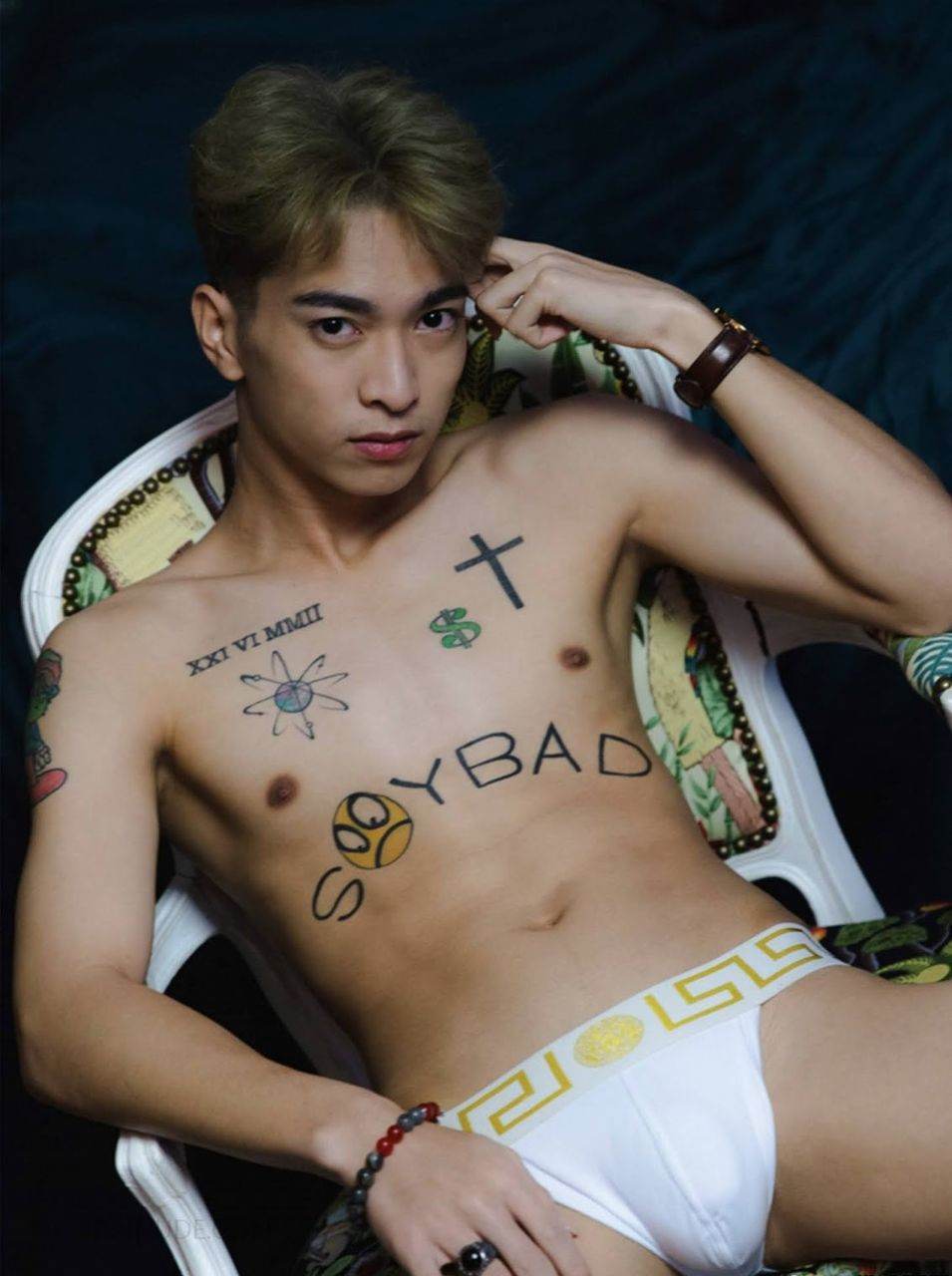 หนุ่มหล่อขึ้นปก 834.15
