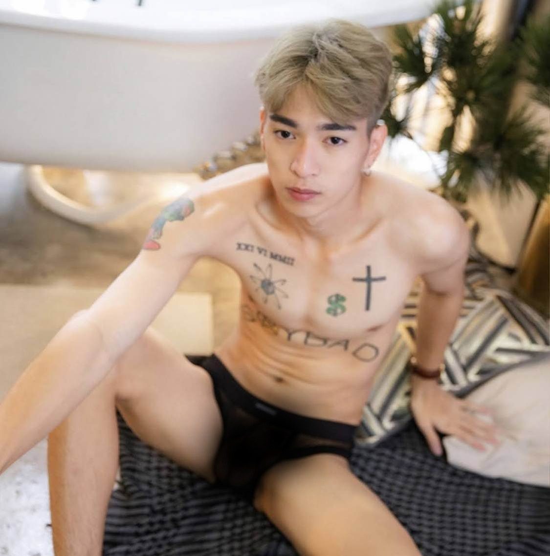 หนุ่มหล่อขึ้นปก 834.15