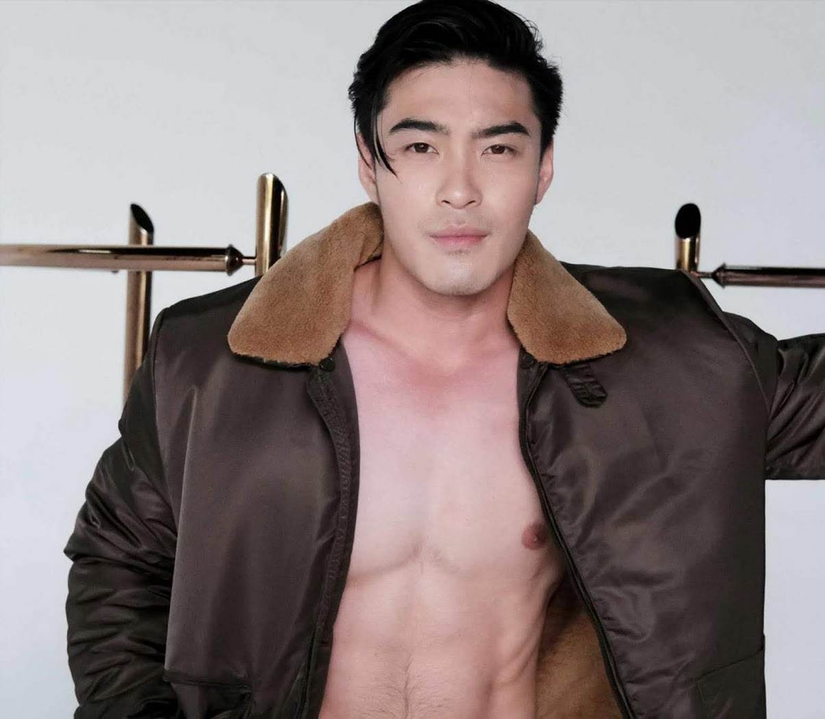 หนุ่มหล่อขึ้นปก 855.10