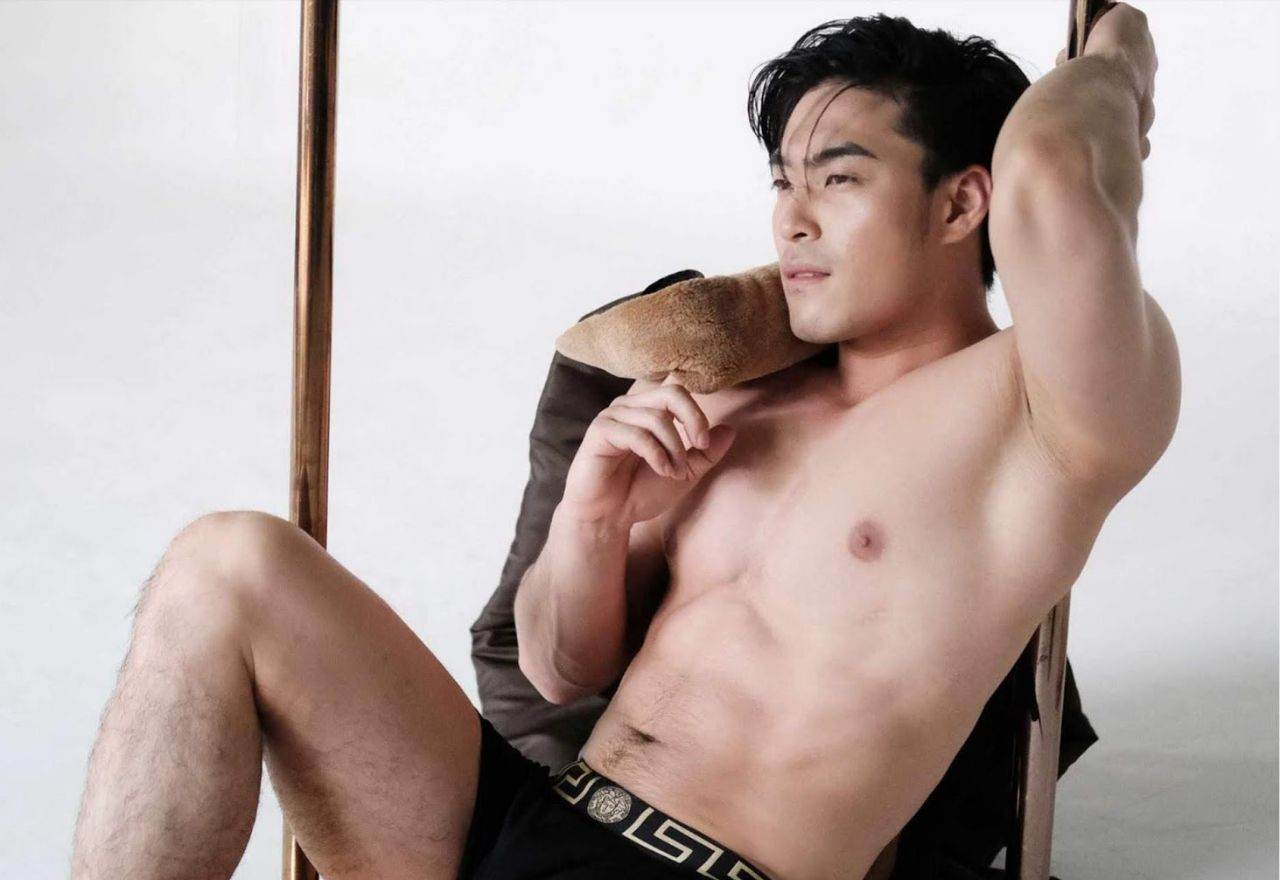 หนุ่มหล่อขึ้นปก 855.10