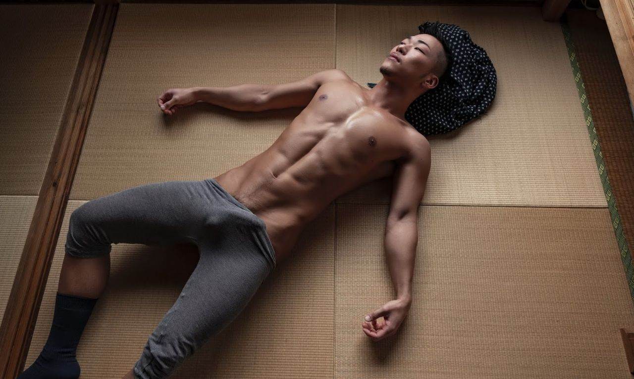หนุ่มหล่อขึ้นปก 869.2