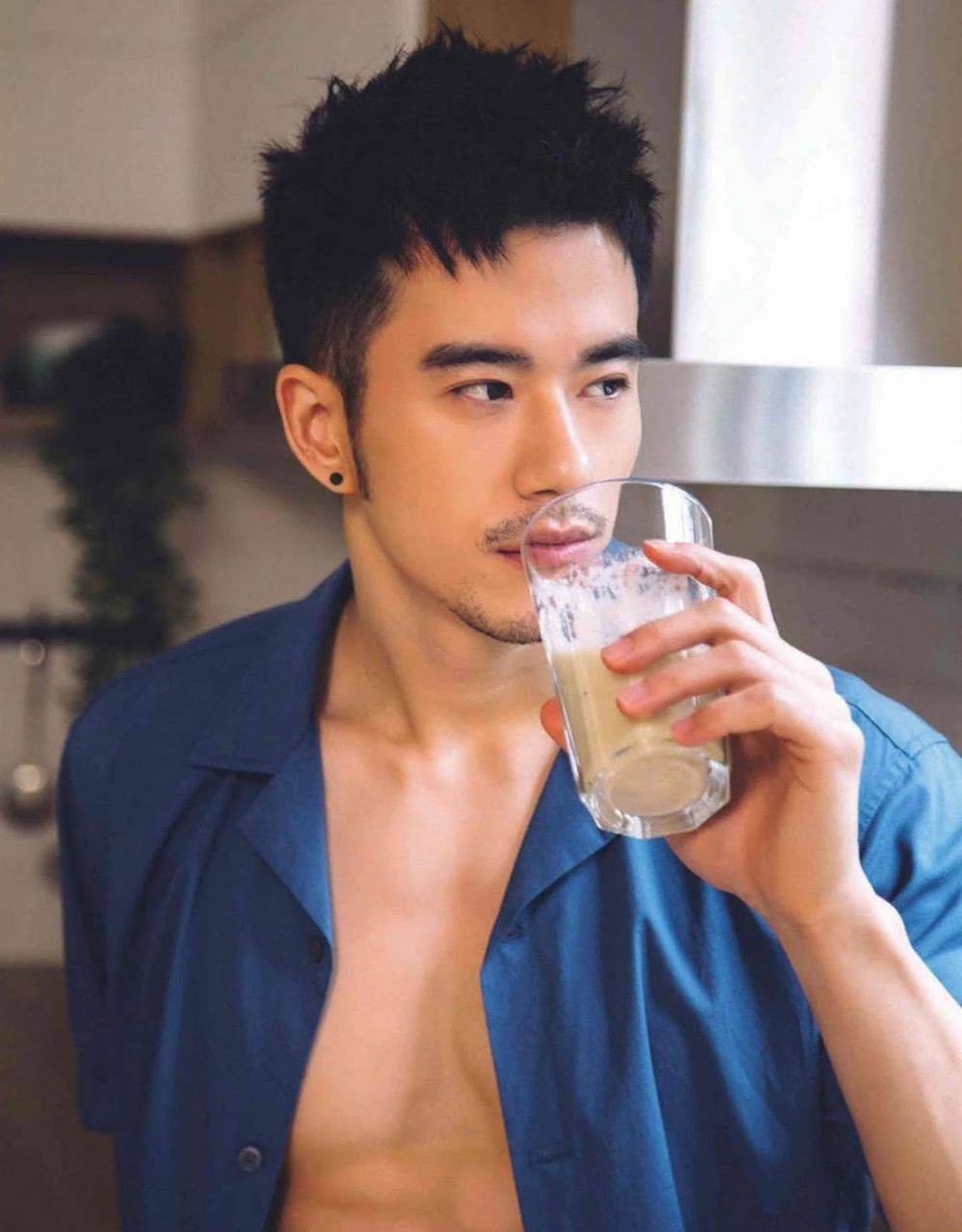 หนุ่มหล่อขึ้นปก 874.1