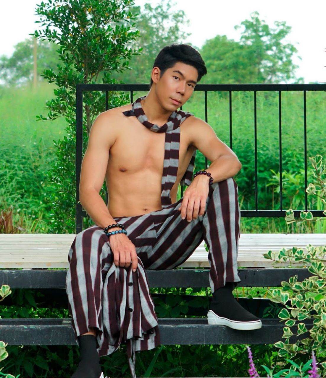 หนุ่มหล่อขึ้นปก 877.1