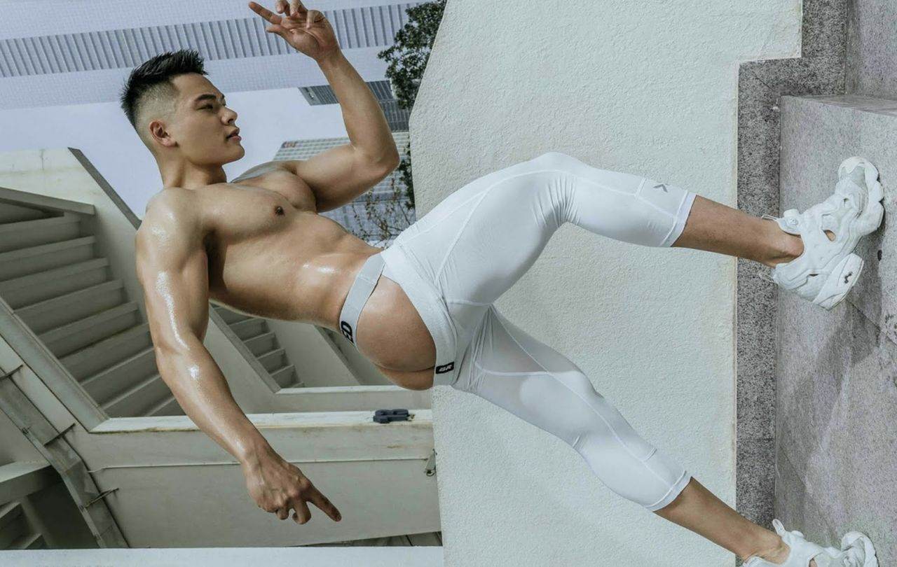 หนุ่มหล่อขึ้นปก 884