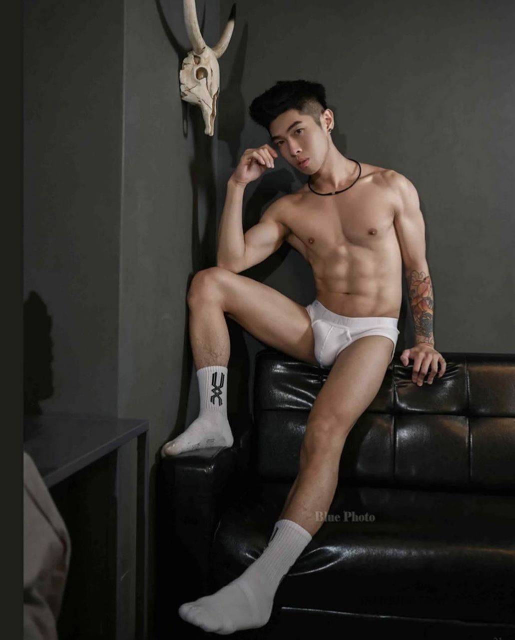 หนุ่มหล่อขึ้นปก 881.1