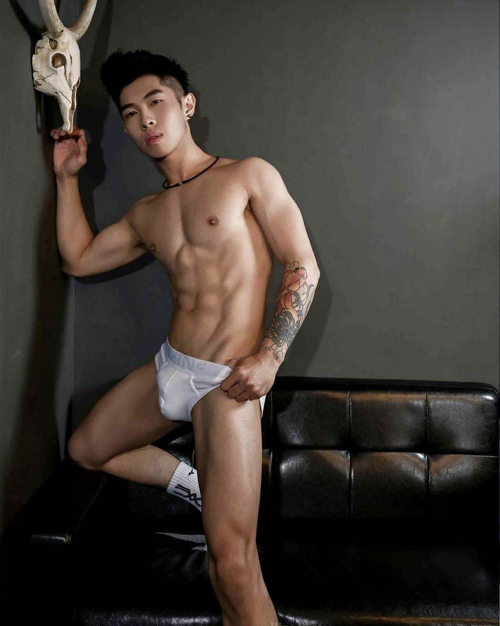 หนุ่มหล่อขึ้นปก 881.1