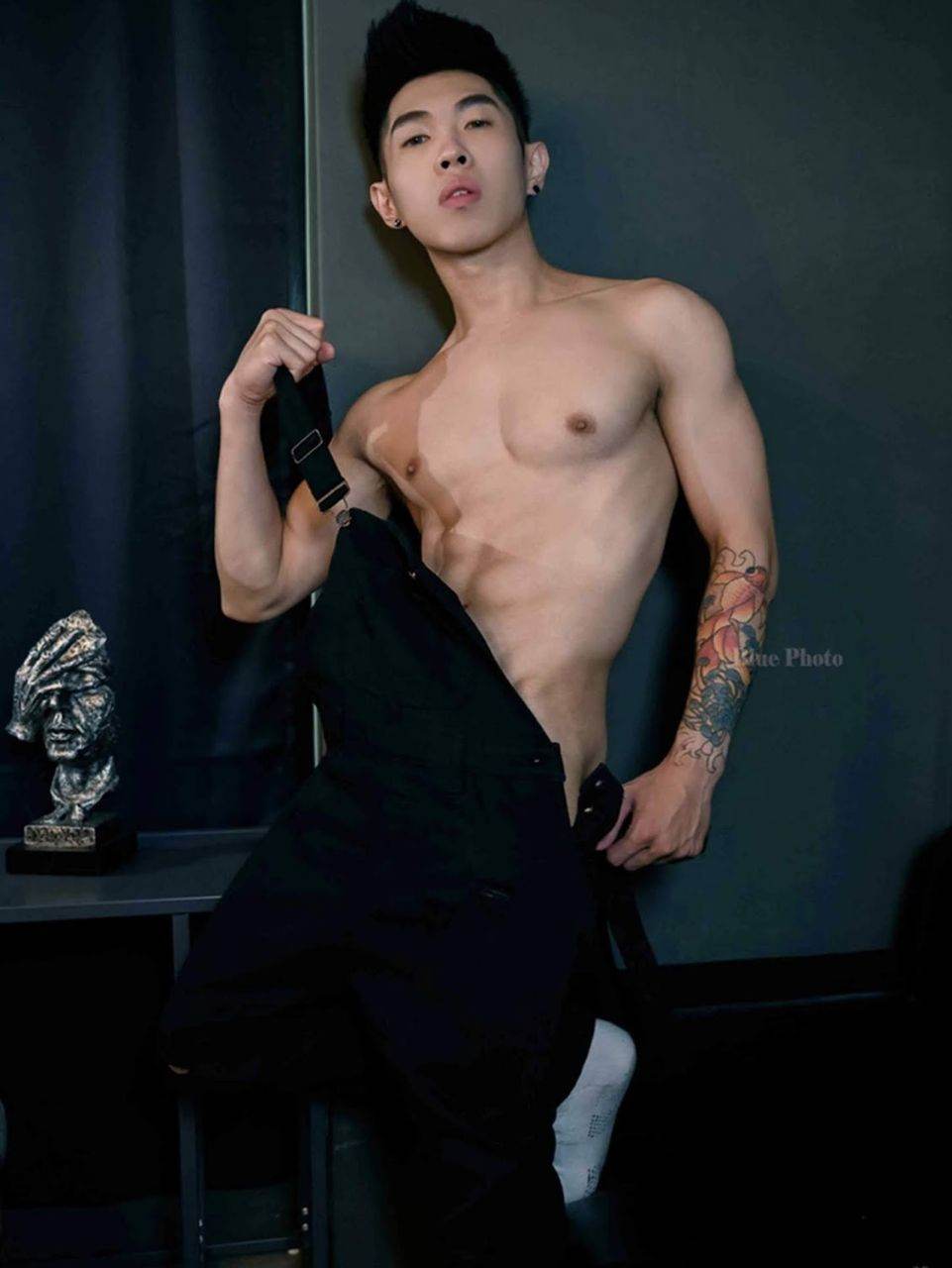 หนุ่มหล่อขึ้นปก 881.1