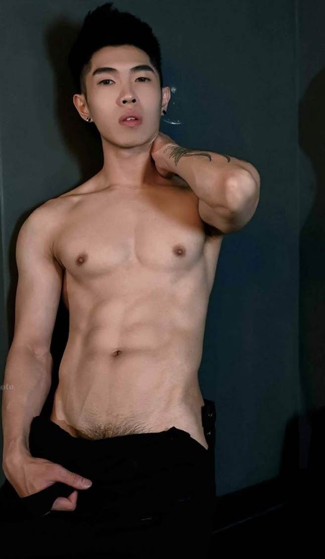 หนุ่มหล่อขึ้นปก 881.1