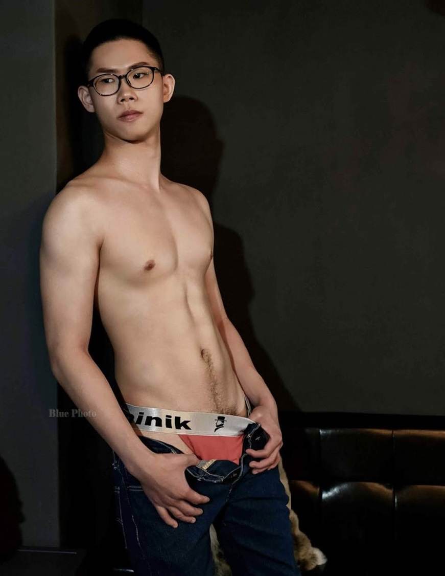 หนุ่มหล่อขึ้นปก 881.1