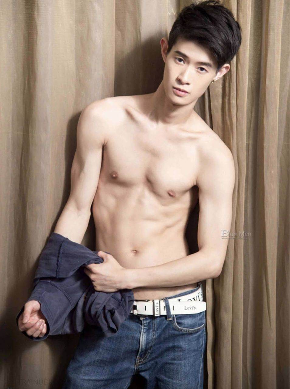 หนุ่มหล่อขึ้นปก 882.1