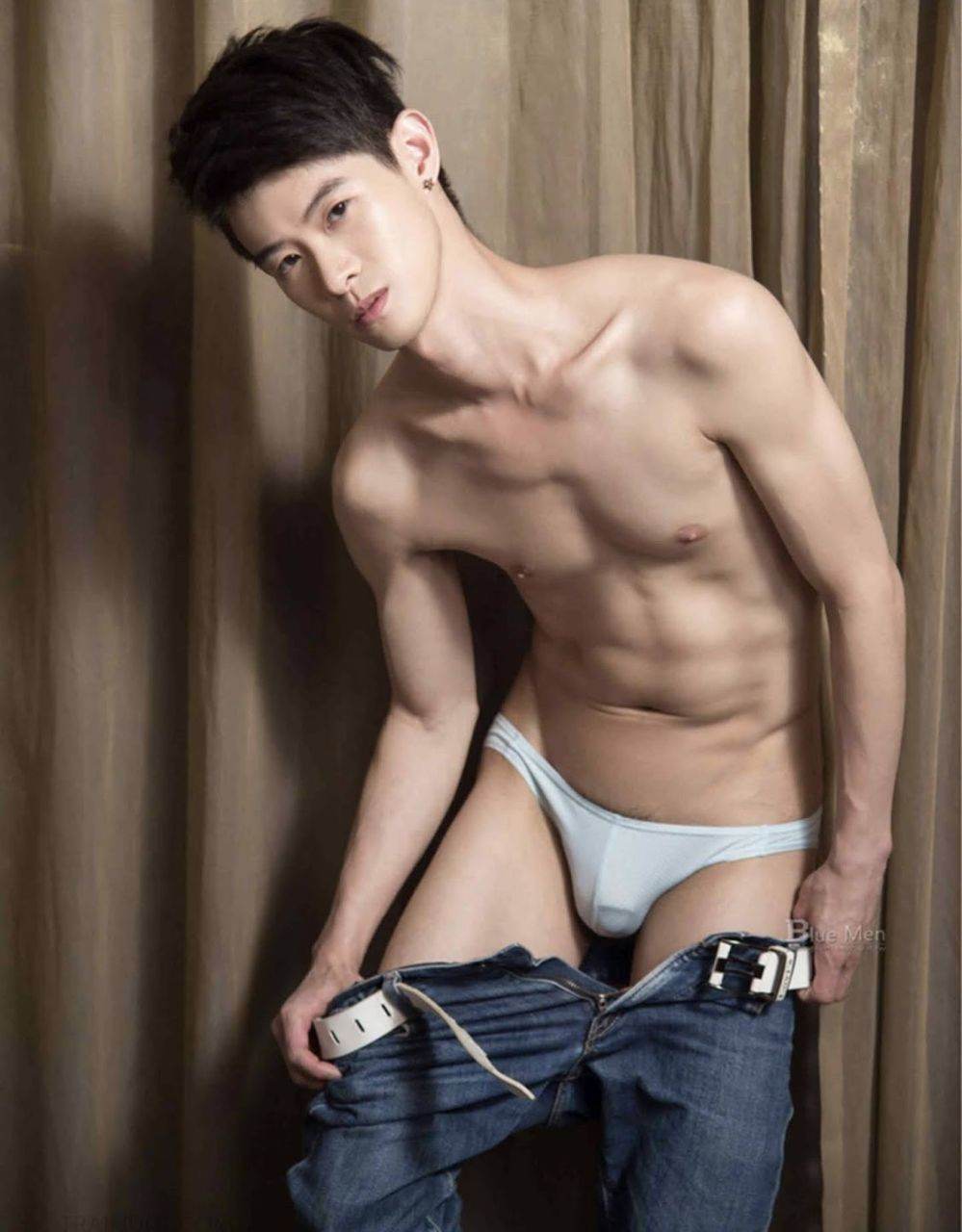 หนุ่มหล่อขึ้นปก 882.1