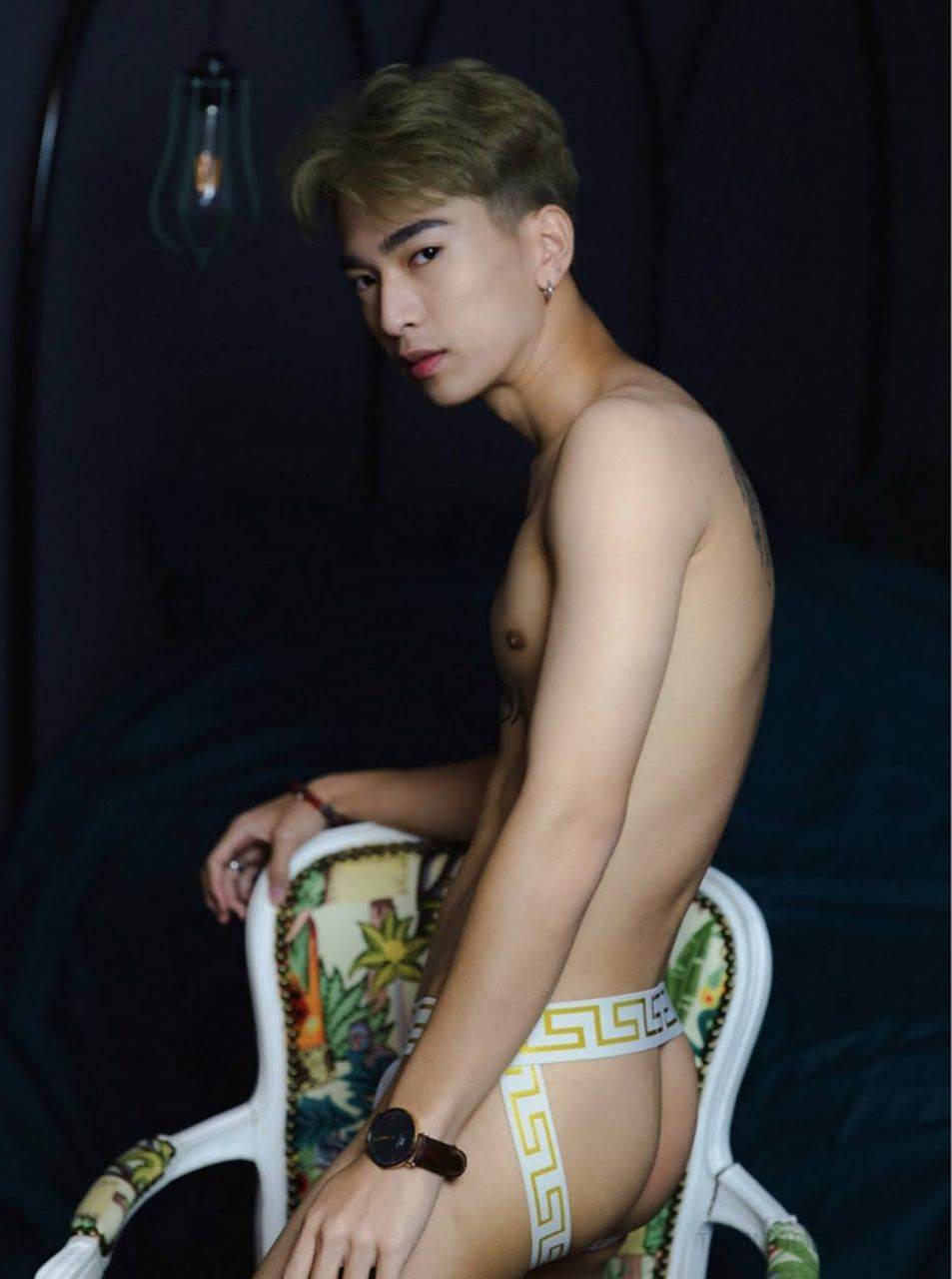 หนุ่มหล่อขึ้นปก 834.16