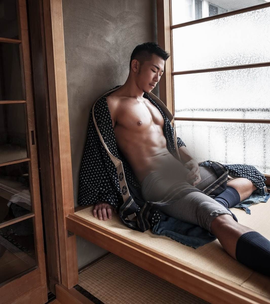หนุ่มหล่อขึ้นปก 869.3