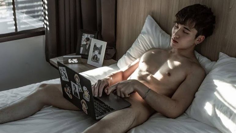 หนุ่มหล่อขึ้นปก 894.2