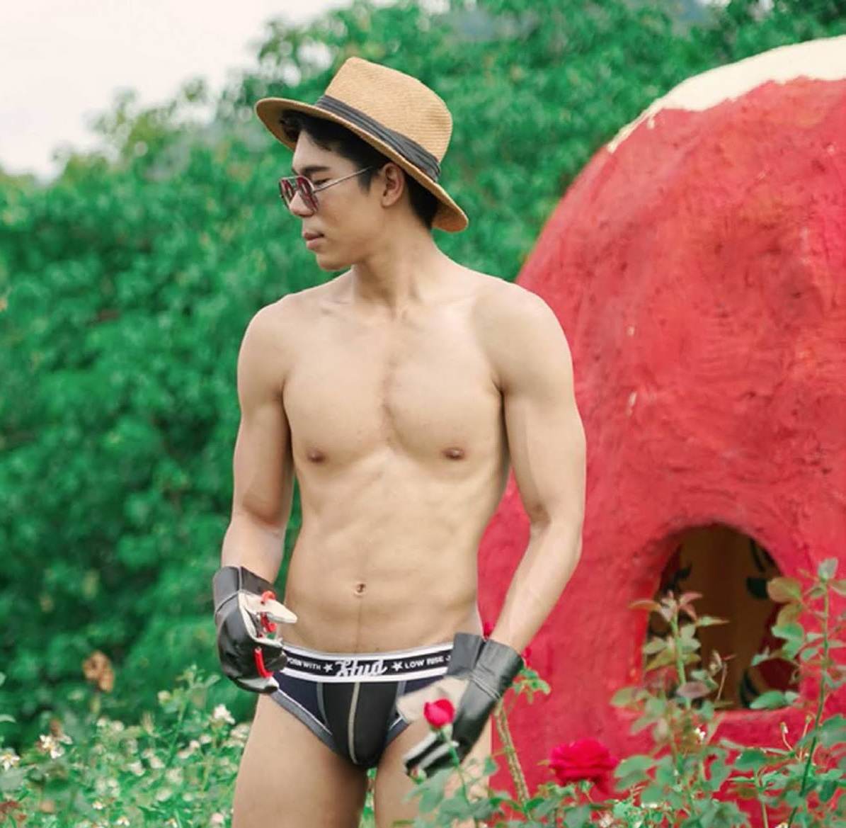 หนุ่มหล่อขึ้นปก 877.2