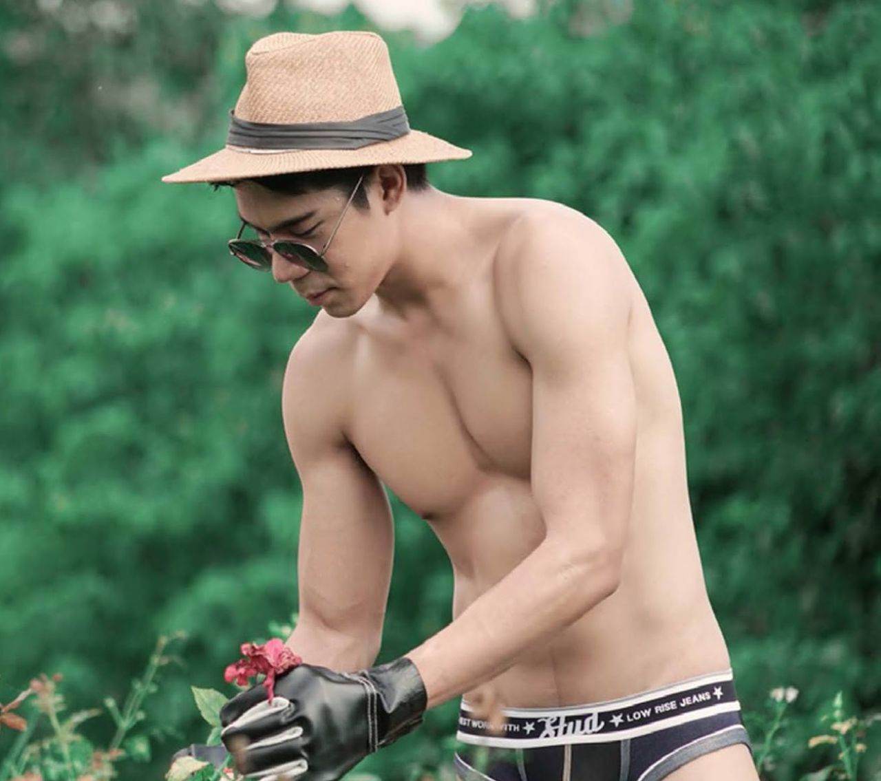 หนุ่มหล่อขึ้นปก 877.2