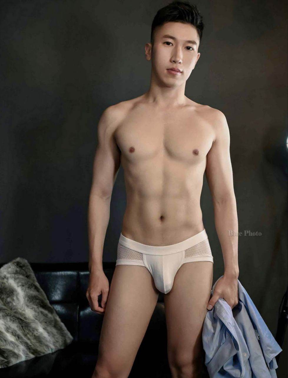 หนุ่มหล่อขึ้นปก 881.2