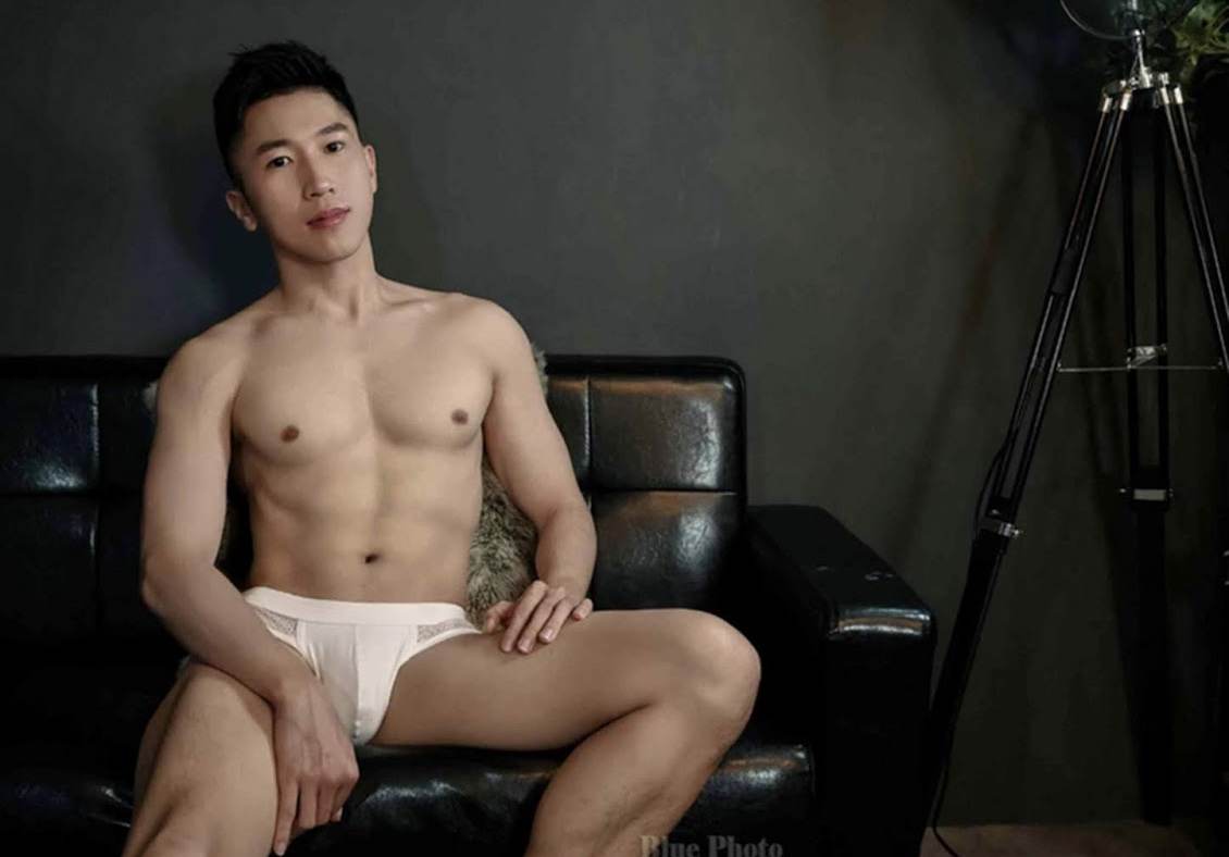 หนุ่มหล่อขึ้นปก 881.2